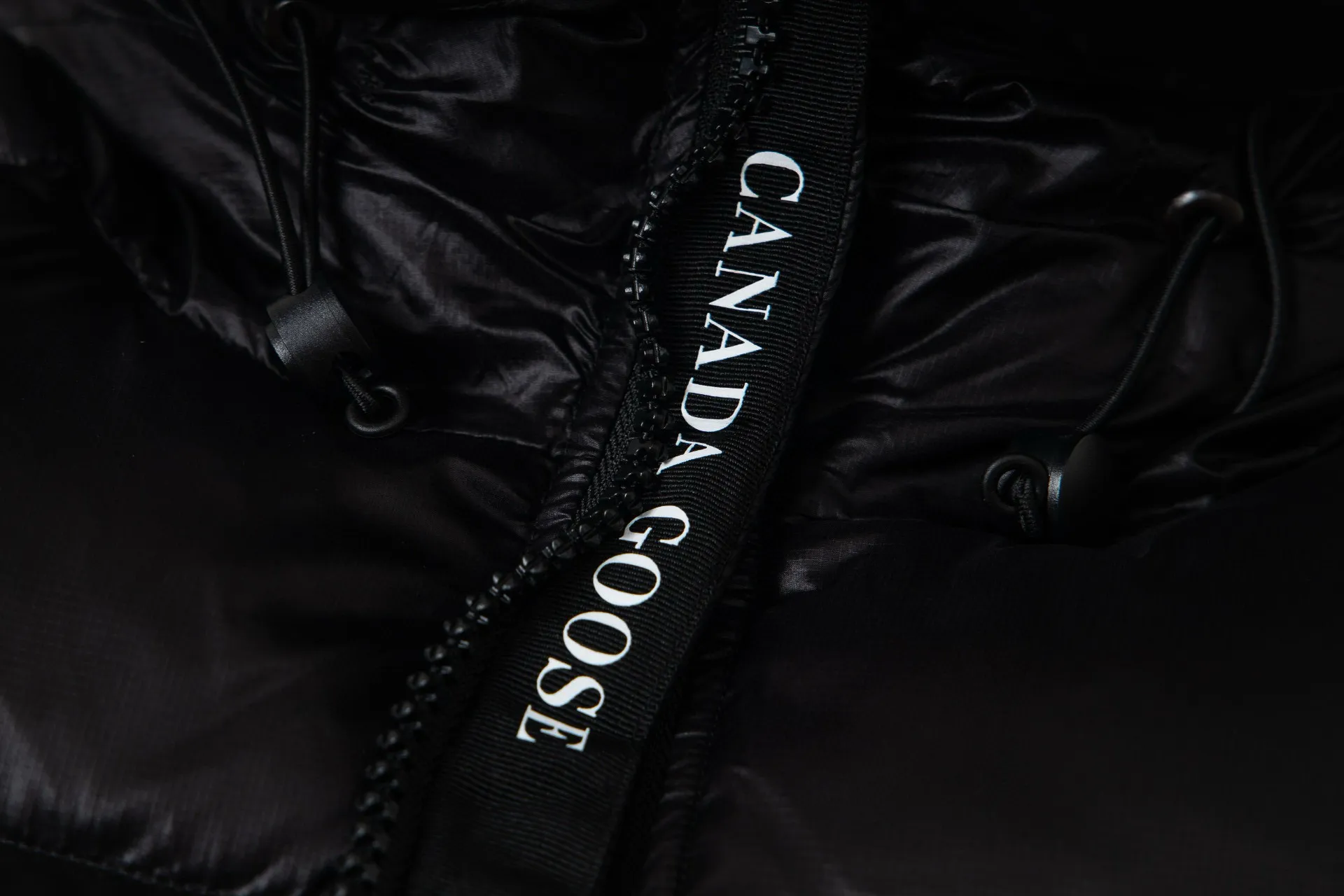 P790 model number: G122 Canada Goose's new Crofton series of lightweight couple's hooded down jacket 1️⃣The fabric is made of recycled Feather-Light tear-resistant fabric, which is ultra-light and has no sense of weight on the upper body. The unique black label highlights the temperament. The interior is filled with white duck down, making the upper body very light and comfortable! 2️⃣It is very youthful and energetic, and can be easily worn by both men and women. It is very in line with the fashion aesthetic concepts of today's young people! 3️⃣ Full set of customized accessories, complete with three standards, same style for men and women, a must-have for couples Color: Picture color Size: S, M, L, XL